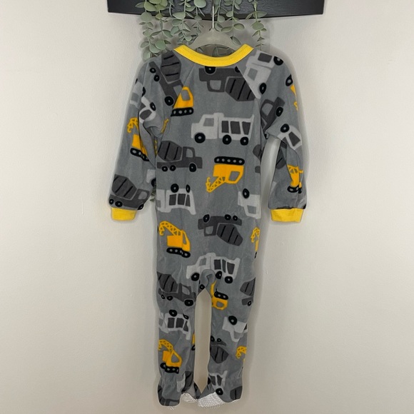 NWOT Bundle Of Two Zippered Fleece Onesies 24 Months Gerber & Carter’s - Picture 5 of 12